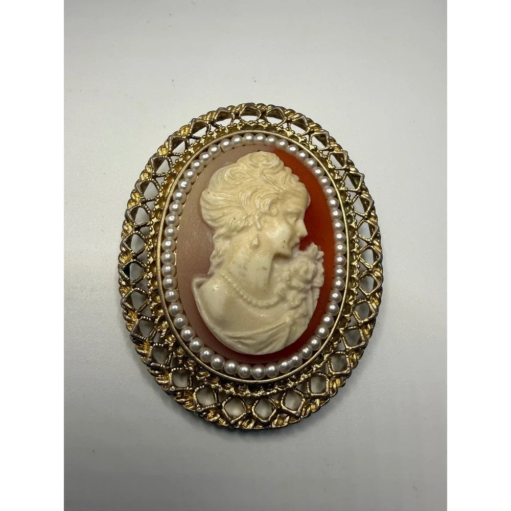 Vintage Cameo Brooch Pendant‎ Faux Pearl Gold Tone Filigree Oval Portrait Pin